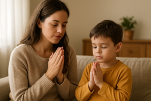 Mãe orientando criança a orar em casa, momento de vínculo e ensino sobre como ensinar uma criança a orar